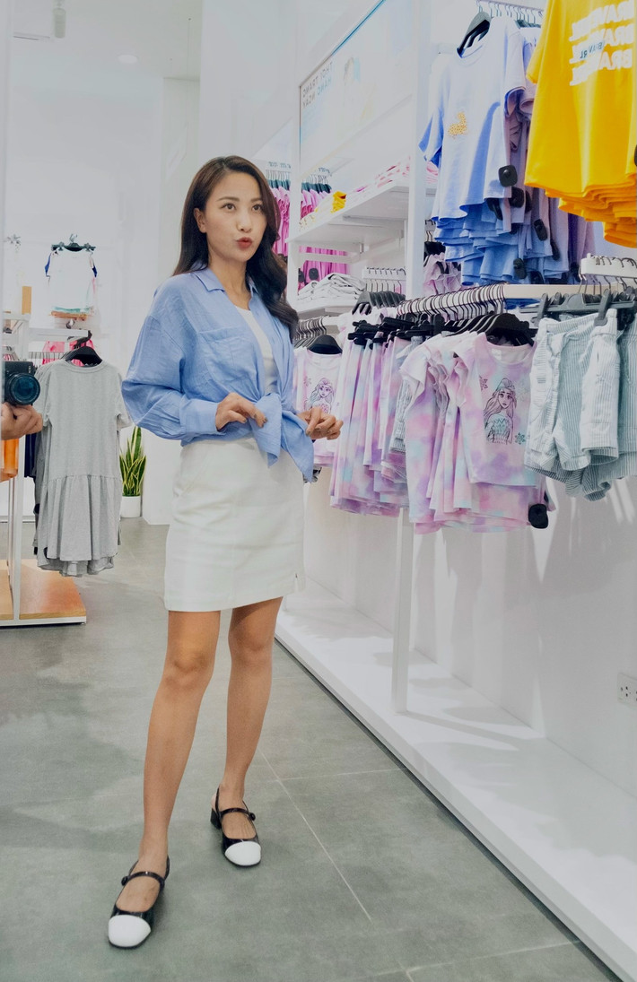 Vừa qua, nữ BTV vướng phải ồn ào nhớ đời trong sự nghiệp. Cụ thể ngày 28/9, Quỳnh Hoa chia sẻ hình ảnh cùng nhiều đồng nghiệp đang làm việc, đưa tin về tình hình bão Noru.