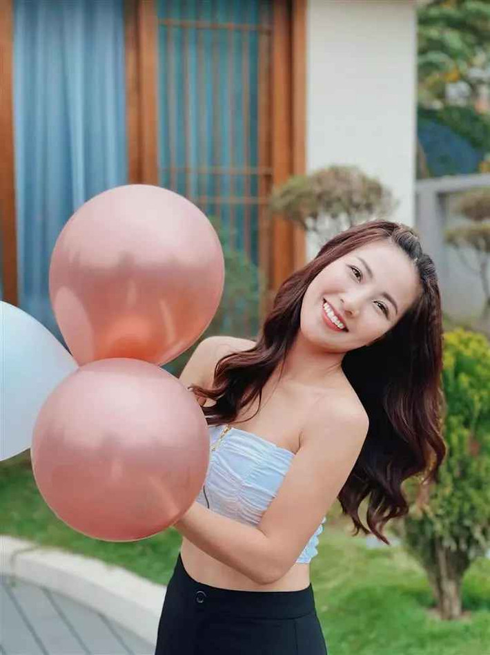 Song điều gây chú ý là chiếc ảnh thẻ BTV Quỳnh Hoa dùng làm visa. Dù là bức ảnh đen trắng nhưng cô được nhận xét sở hữu visual xinh đẹp làm sáng bừng khung hình.