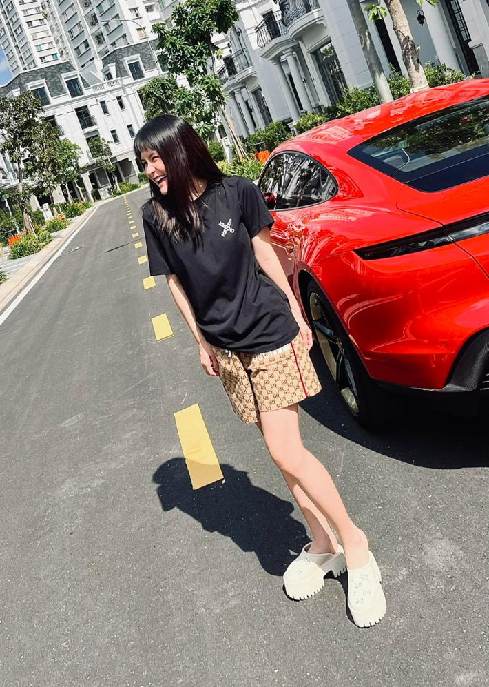 Số lượng siêu xe mà gia đình nữ đại gia Đoàn Di Băng sở hữu khiến không gian nơi cô ở không còn đủ chỗ để.