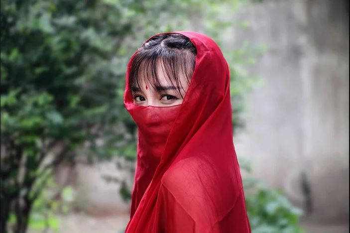 Trên kênh Youtube cá nhân, những video của Lý Tử Thất thu hút hàng triệu lượt xem. Thậm chí, sản phẩm phổ biến nhất của cô đạt được 117 triệu view - con số mà bất kỳ nghệ sĩ Hoa Ngữ nào cũng ao ước.