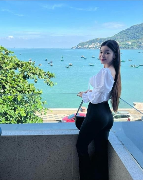 Dù không chia sẻ về nhau trên mạng xã hội nhưng cặp đôi này vẫn lộ nhiều hình ảnh hẹn hò, nhất là khi Đặng Văn Lâm về nước thi đấu cho CLB Bình Định.