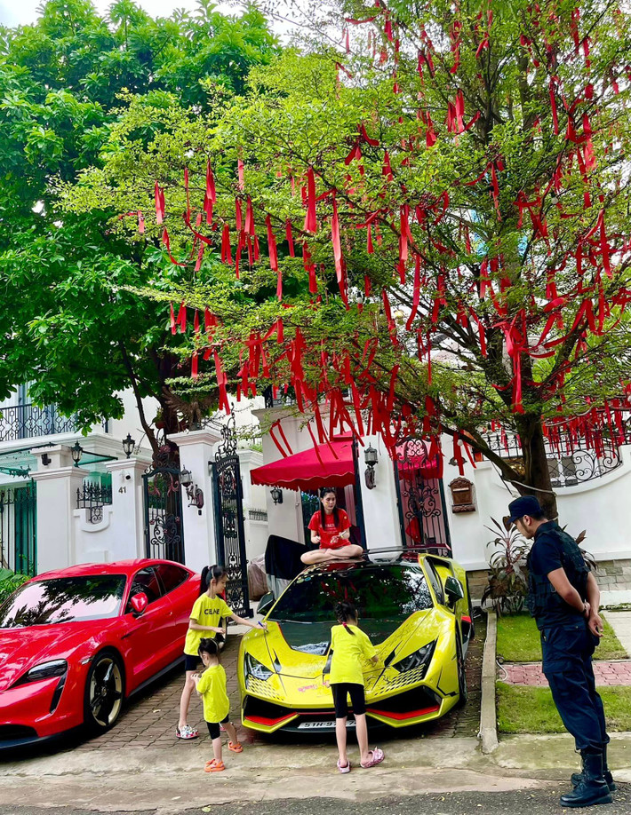 Là gia đình sở hữu nhiều phương tiện, đồ dùng đắt đỏ, hiếm có tại Việt Nam, vợ chồng Đoàn Di Băng từng khiến khán giả trầm trồ vì tậu về chiếc xe Lamborghini thuộc hạng độc nhất vô nhị.