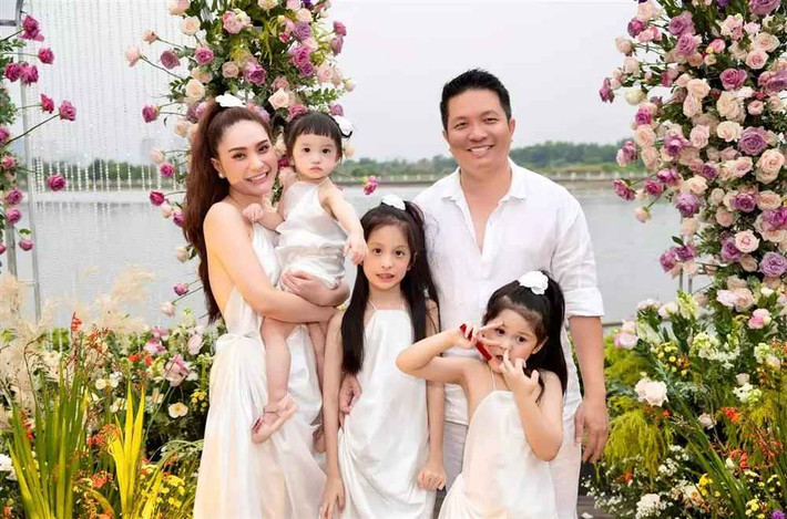 Nam doanh nhân hài hước tiết lộ bản thân vẫn còn đang "xỉu ngang" vì không đỡ được độ "quậy" của vợ con. Đợi bình tĩnh hơn, anh sẽ mang xe đi rửa và tân trang trở lại như xưa.