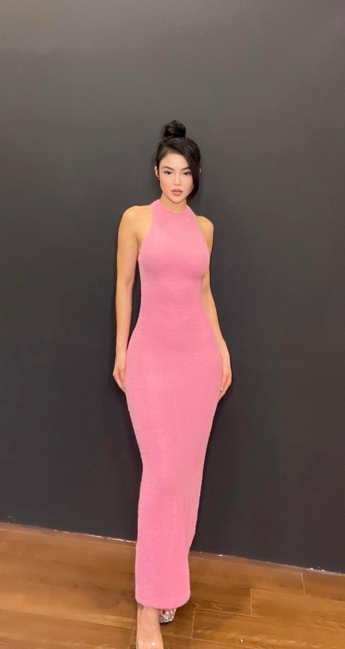 Ngoài độ ôm body thì các thiết kế được đổi mới từ những chi tiết nhỏ trên váy như xẻ tà, dáng váy 3 lỗ, hai dây, trễ vai, cup ngực... Bởi vậy, nên Julia Hồ chỉ lăng xê váy ôm dáng thì người nhìn cũng không cảm thấy nhàm chán.