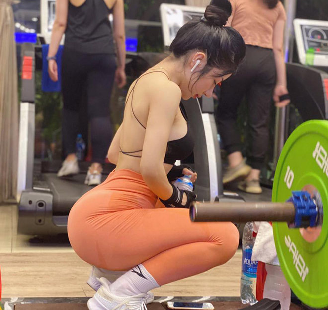 Hồng Nhung cho biết đôi khi cô bị những bạn nam nói lời khiếm nhã về vòng ba của mình, nhưng cô dần quen với điều đó và cảm thấy bình thường.