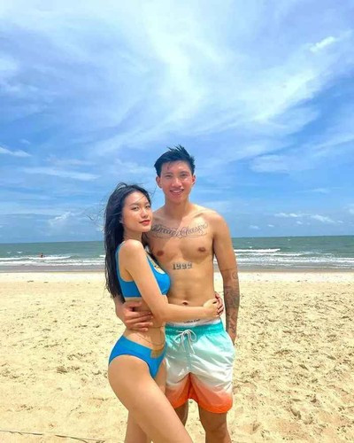"Happy birthday my love" (Tạm dịch: "Chúc mừng sinh nhật tình yêu của tôi"), Đoàn Văn Hậu viết.