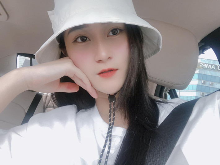 Bạn gái Huy Hùng kinh doanh đa dạng các mặt hàng, trong đó tiền vệ Huy Hùng thường xuyên sắm vai shipper giao hàng cho người yêu.