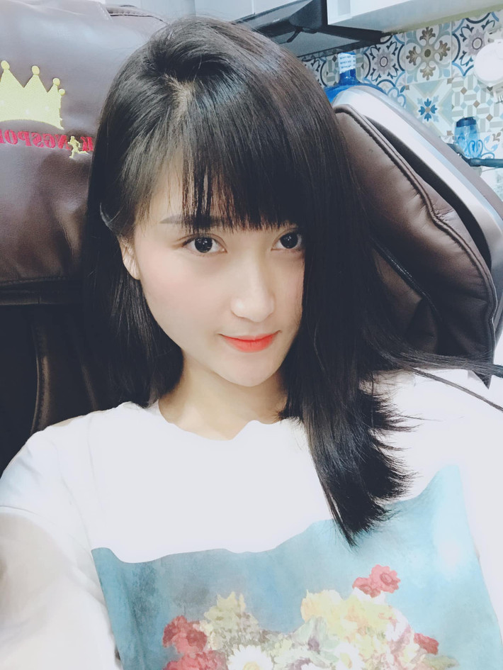 Điển hình thợ cắt tóc cho Thuỳ Dương ngợi khen: “Cắt xong mái tóc cho em ấy, nhìn hai em giống như hai giọt nước”.