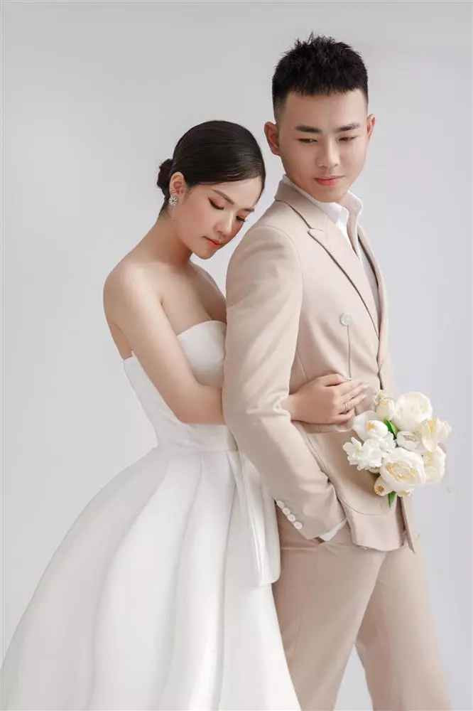 "Ba là cây nến vàng...", Huyền My viết. Đến đây, dân mạng đồn rằng phải chăng cả 2 đã có tin vui bởi lời bài hát này thường dành cho các gia đình có con nhỏ.