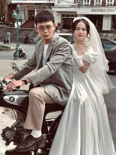 Gái đẹp gốc Nghệ An nói với tờ báo trên: "Vợ chồng tôi chưa có kế hoạch sinh con vì muốn tận hưởng cuộc sống vợ chồng son thêm vài năm nữa (cười)...