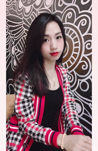 Với mái tóc đen dài và làn da không chút tì vết này, Trần Thị Duyên còn được ví như hot girl làng bóng đá và nhiều người nhận xét cô nàng có nét giống Amee.