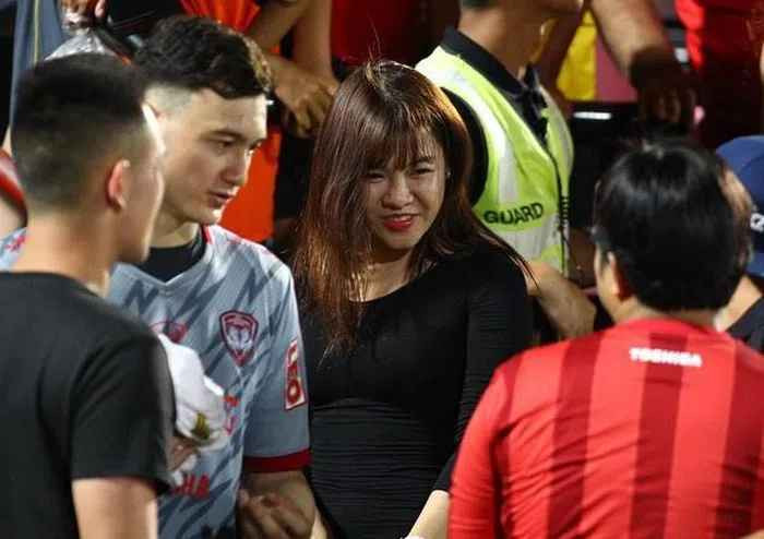Người hâm mộ chủ yếu theo dõi cặp đôi trai tài gái sắc này qua những bài đăng lấp lửng trên trang cá nhân.