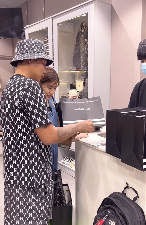 “Thầy dạy phụ hồ online” còn thể hiện được sự quan tâm, yêu thương tới vợ qua hành động hỏi nhân viên: “Đồ nữ để ở đâu vậy em?”. Nhìn thấy một chiếc mũ đẹp, Lộc Fuho cũng ngay lập tức gọi vợ lại và đội lên cho cô.
