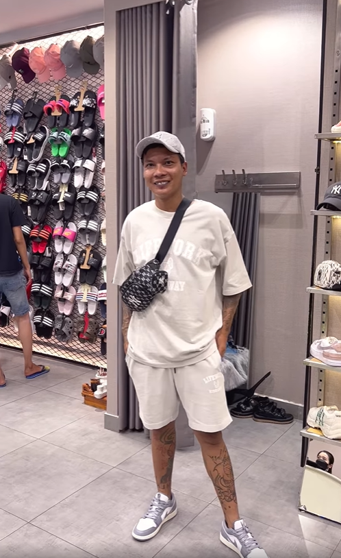 Ngoài ra, thấy vợ chưa từng được mặc đồ hiệu đắt đỏ, Lộc Fuho còn quyết tâm “chơi lớn”, hứa mua cho vợ 20 bộ đồ hiệu.