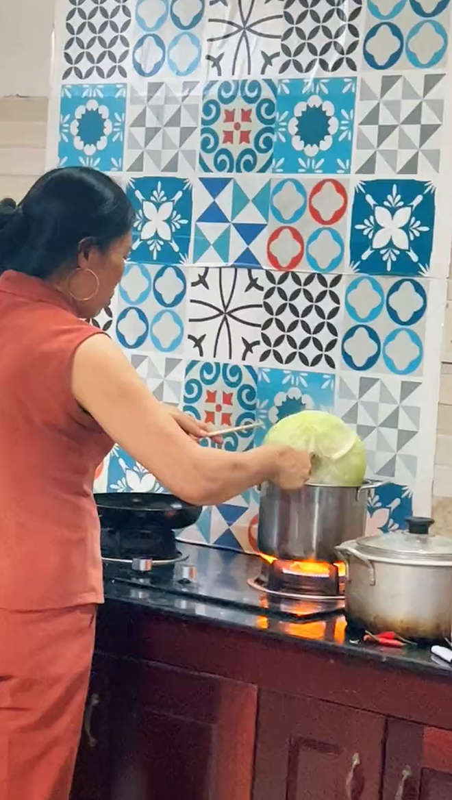 Đọc đến đây thì hẳn nhiều người cũng phải chau mày nghĩ rằng mỗi chuyện luộc bắp cải đơn giản thế thôi có gì đâu mà phải tranh cãi.