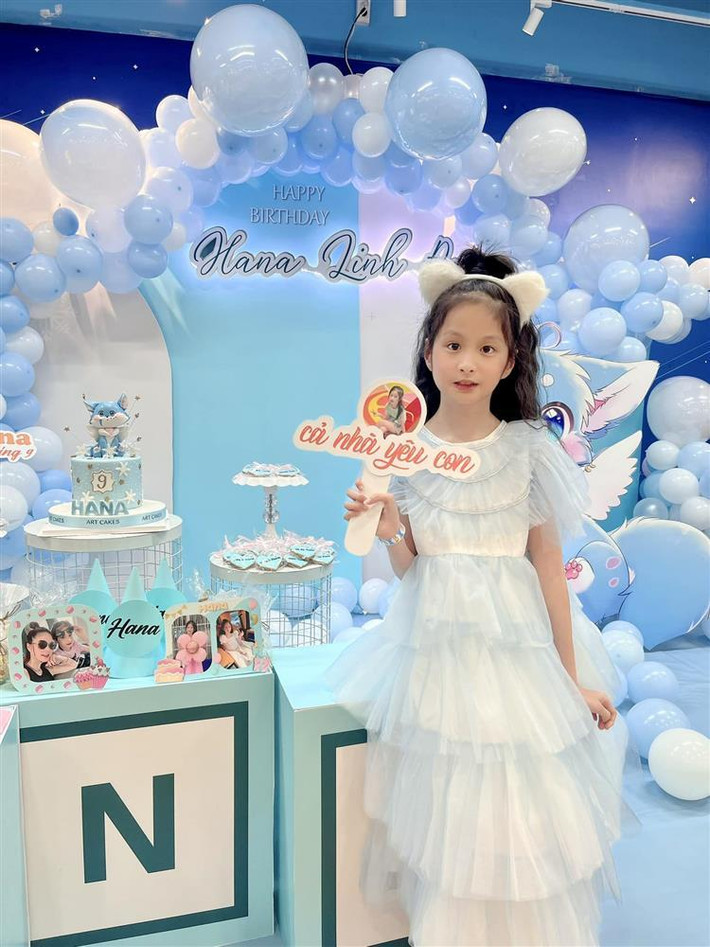 Thế nhưng, chỉ sau 1 ngày, số tiền ấy đã "hết veo". Được hỏi, cô nhóc thật thà trả lời đã mua đồ ăn vặt hết 130.000 VNĐ, còn 70.000 VNĐ khi bạn mua đồ bị thiếu tiền và ngỏ ý xin nên cô nhóc cũng cho nốt.