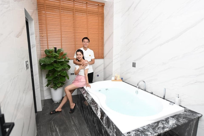 Mặc dù là “chủ chi” nhưng Quế Ngọc Hải tiết lộ nội thất trong nhà chủ yếu là do mẹ bé Sunny chọn và quyết định. Sở dĩ căn nhà có style cũng như tông màu này là bởi vợ anh thích.