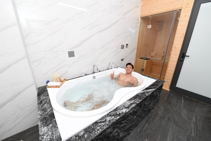 Đến phòng tắm của chủ nhà thì ngoài bể sục, toàn bộ thiết bị khác cũng thuộc dòng sản phẩm cao cấp và hiện đại nhất. Chỉ riêng chiếc bồn tắm đã “ngốn” hết 150 triệu đồng.