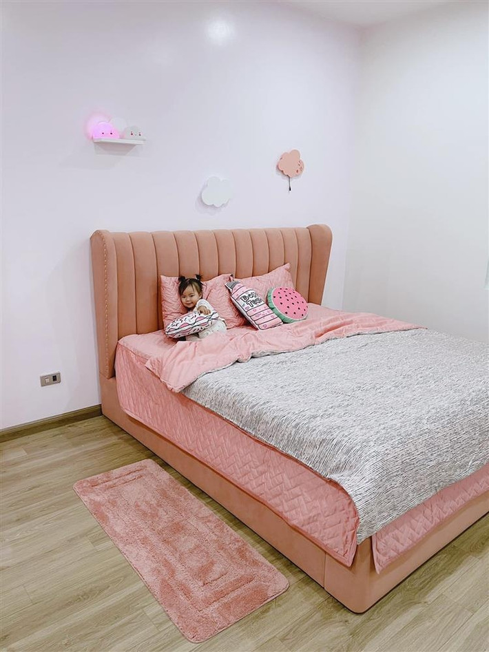 Dù còn nhỏ nhưng Sunny đã được bố mẹ thiết kế cho phòng riêng cực kỳ xịn xò.