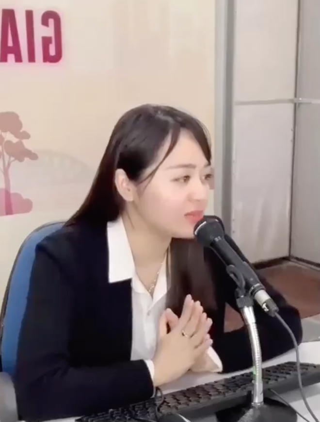 Mới đây, đoạn video ghi lại cảnh một nữ phát thanh viên đang thu âm cho chương trình radio đã thu hút sự chú ý của cư dân mạng.