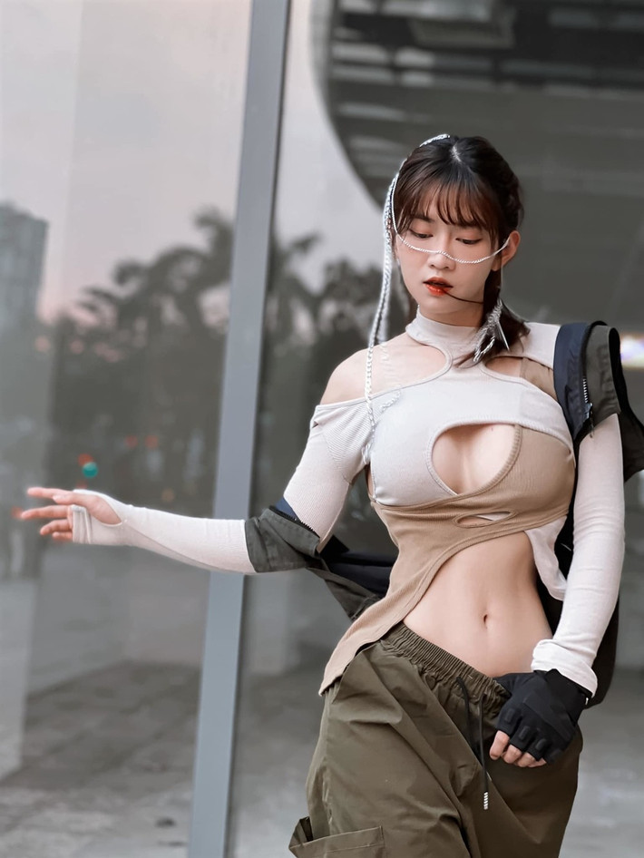 Thay vì phong cách TikTok như mọi khi, Lê Bống chọn cho mình chiếc đầm cắt xẻ khá táo bạo, khéo léo khoe eo thon, kết hợp với lối trang điểm và mái tóc lạ mắt.