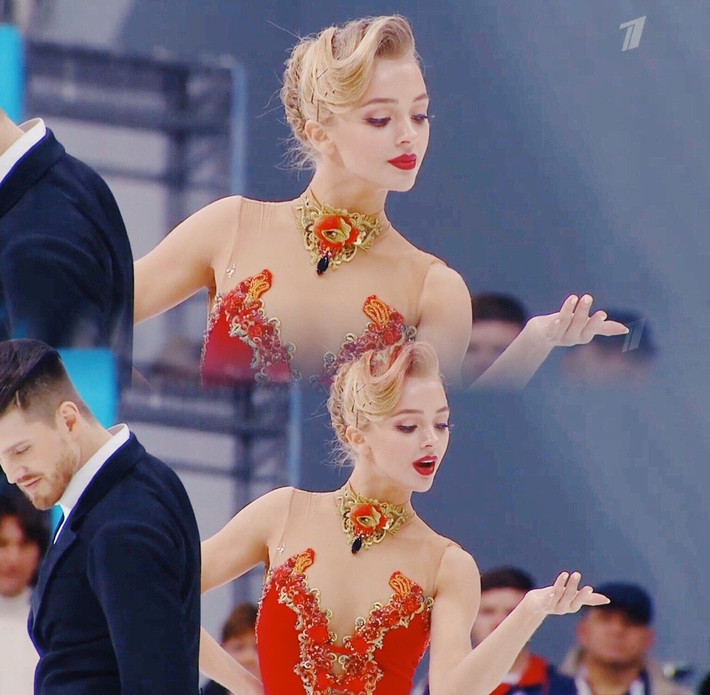 Alexandra Stepanova sinh năm 1995 tại Saint-Peterburg, Nga. Cô là vận động viên trượt băng chuyên nghiệp.