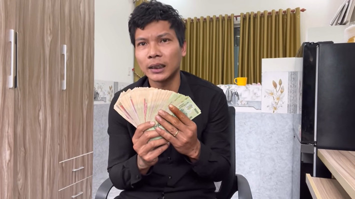 Chưa kể, những chiếc ngói chênh vênh có nguy cơ bị rơi gây nguy hiểm tới người ở trong. Nhìn thấy cảnh này, hiện tượng mạng Lộc Fuho tiết lộ bản thân cảm thấy chạnh lòng, thậm chí muốn khóc.
