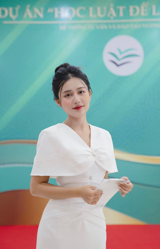 Bên cạnh nhan sắc xinh xắn rạng rỡ, Hồng Hạnh còn thể hiện khả năng ăn nói lưu loát và dẫn dắt câu chuyện.