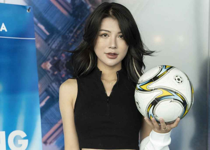 Từ khi còn nhỏ, Thúy Nga (Nga Kin) đã có thói quen xem bóng đá cùng bố. Ở chương trình Nóng cùng World Cup 2022, cô gái sinh năm 2000 chọn cổ vũ cho đội tuyển Bỉ với thế hệ vàng Kevin De Bruyne, Romelu Lukaku, Thibaut Courtois,...