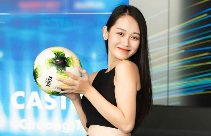 Khánh Linh từ lâu đã đam mê bóng đá. Cô đặc biệt hâm mộ tuyển Anh và Harry Kane.