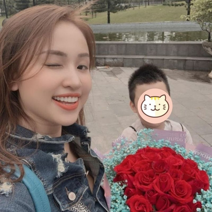 Thành công trong sự nghiệp nhưng đường tình duyên của người đẹp gốc Hà Nội lại không được suôn sẻ. Năm 2008, Vân Hugo kết hôn cùng ông xã Tường Linh nhưng cả hai đã ly hôn sau 4 năm chung sống. Hot girl 8X trở thành mẹ đơn thân ở tuổi 27.