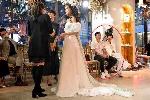 Khoảnh khắc ghi lại, Hãi My để tóc xõa, diện chiếc váy ren trắng khoe trọn vòng eo thon gọn trong khi Văn Hậu lịch lãm với vest đen.