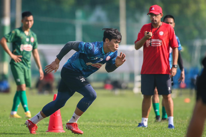 Điển hình mới nhất trên trang cá nhân, Bùi Tiến Dũng đăng tải ảnh khởi động trên sân tập trước khi bước vào trận đấu. Kèm theo đó, ông bố trẻ viết thêm caption: "Work" (Tạm dịch: Công việc).