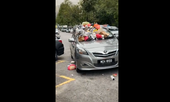 Dù bãi đậu xe vẫn còn nhiều chỗ trống, song không biết vô tình hay cố ý, tài xế điều khiển chiếc xe ô tô lại đỗ xe không đúng quy định ngay đằng sau một chiếc ô tô yên vị trong bãi từ trước.