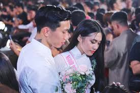 Trước những hint khó chối cãi nhưng người trong cuộc không đưa ra bất cứ phản hồi nào.