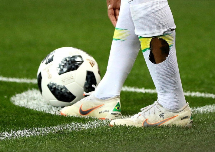 Hình ảnh Neymar đi tất rách từng khiến nhiều người tò mò.