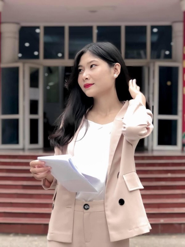 "Mình từng bị bỏ 10 số dẫn chương trình vì sau khi quay thấy gương mặt của mình khi lên hình không đẹp. Nếu mọi người để ý thì mình cũng chưa từng được dẫn chương trình trên sân khấu của trường Báo", Khánh An nói.