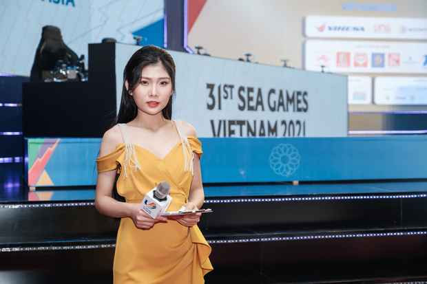 Ngoài đời, không chỉ sở hữu nhan sắc xinh đẹp, nữ MC Khánh An còn là chủ nhân của rất nhiều những thành tích học tập ấn tượng. Bên cạnh đó, cô bạn còn vô cùng năng động khi tham gia những hoạt động ngoại khóa ở trường, ở lớp...