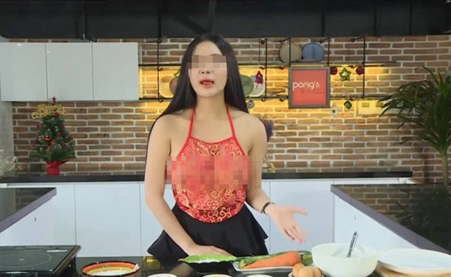Mới đây, cô gái có tên V.H.N.P "gây bão" khi liên tục đăng tải clip với nội dung hướng dẫn dạy nấu ăn trên trang youtube cá nhân với cách ăn mặc phản cảm.