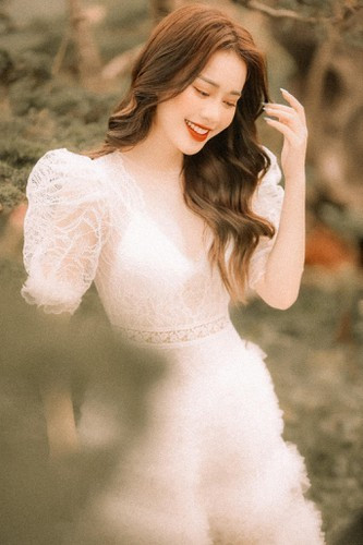 Ngô Mai Phương sinh năm 1997 tại Hải Phòng trong một gia đình khó khăn. Vì thế, cô rất cố gắng trong học tập.