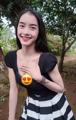 Sở hữu hơn 4 triệu lượt theo dõi, hot girl 17 tuổi được người hâm mộ yêu mến bởi nụ cười rạng rỡ, gương mặt ngây thơ và năng lượng tích cực luôn tràn ngập.