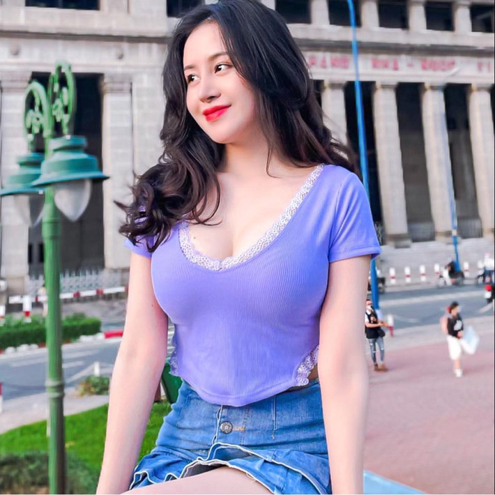 Bước ra đời, bà Tưng không ít lần gặp những lời mời mọc kiếm tiền từ các công việc nhạy cảm. Để giải quyết vấn đề này, gái xinh 9X cho biết cô sẽ block hoặc báo ngay cho cơ quan công an nếu tiếp tục tấn công tin nhắn, rủ rê mình làm những việc phạm pháp.