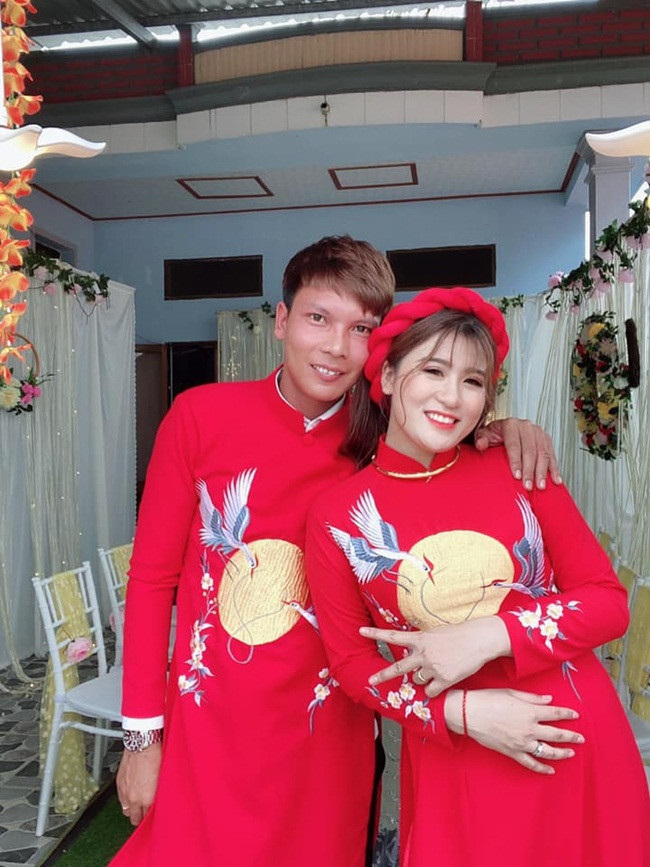 Được biết, mọi thứ trong hôn lễ đều do đích thân Lộc Fuho chuẩn bị. Trong một buổi livestream, anh từng tâm sự rằng mẹ mất sớm, tuy còn bố nhưng ông lại không quan tâm đến anh, cũng không đến dự ngày thành hôn của con trai.