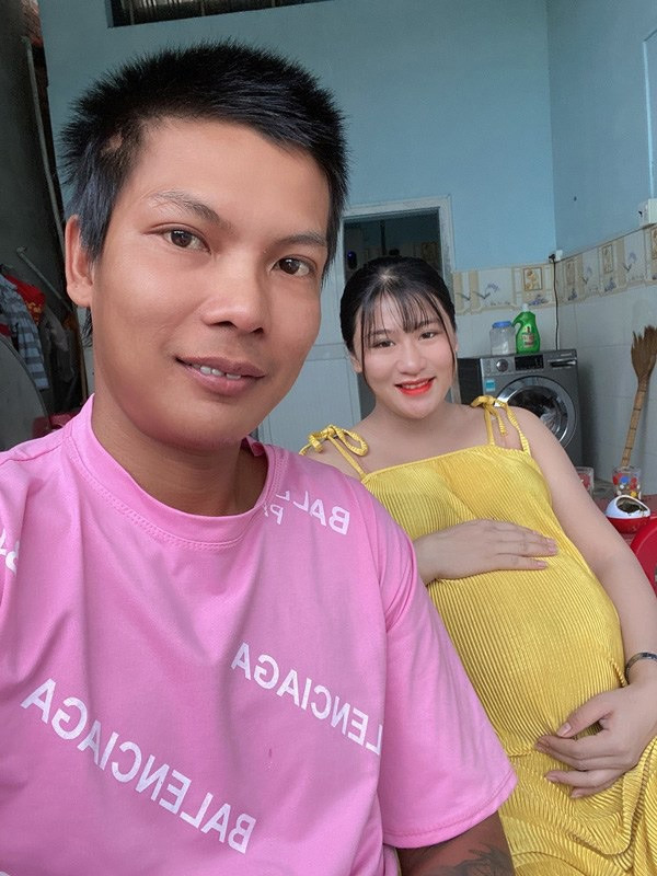 Gần đây nhất, trong một clip được đăng tải vào ngày 23/12, Lộc Fuho hào hứng khoe bữa cơm ấm cúng cùng gia đình Kim Thuỷ. Trong bữa ăn này, cả nhà trò chuyện vui vẻ, ông bà bên ngoại cũng chăm bẵm con gái của cặp đôi rất khéo.