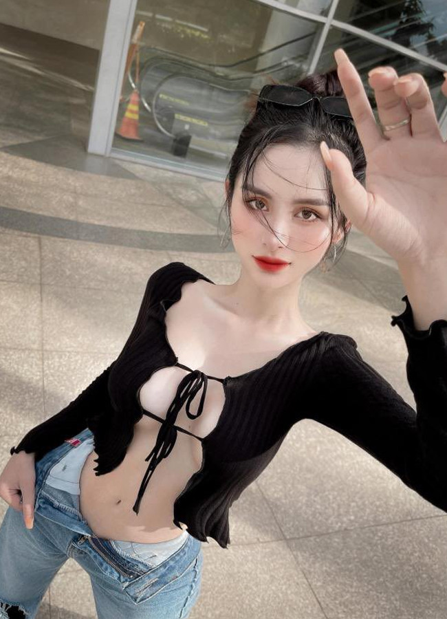 Trước đó, nhiều bức ảnh của Tường Vi từng gây tranh cãi vì quá táo bạo.