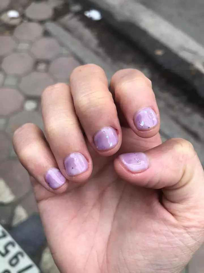 Nếu nghĩ về mức giá này để làm một bộ móng, chắc chắn mọi người đều nghĩ rằng đó sẽ là bộ nail đẹp mê li, hoặc cũng phải được đính đá lấp lánh. Tuy nhiên, nhìn những hình ảnh cô gái đăng tải khiến ai nấy đều giật mình.