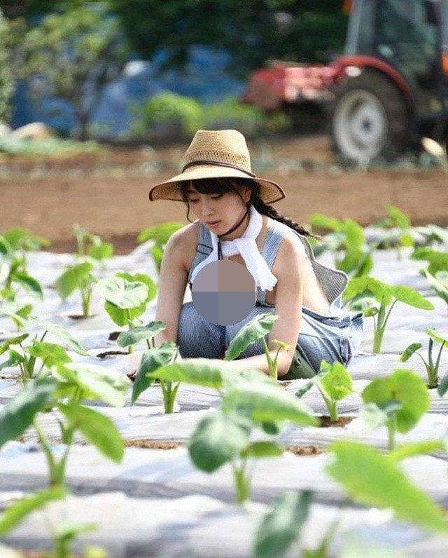 Bên cạnh những ý kiến trái chiều thì cũng có ý kiến cho rằng, đây đơn giản chỉ là bộ ảnh lấy cảm hứng từ công việc nhà nông của hot girl Thái Lan trên..