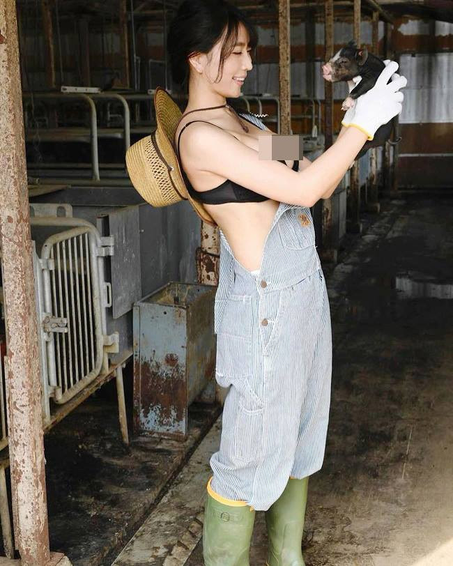 Ngoài những lời khen ngợi về nhan sắc và vóc dáng nổi bật giữa cánh đồng, cô gái này cũng bị không ít người “ném đá” vì ăn mặc mát mẻ.