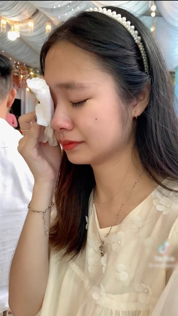 Trước đó, 2 người đã chơi thân với nhau từ năm cấp 2 cho đến bây giờ nên tình cảm rất thắm thiết, xem nhau như chị em ruột thịt.