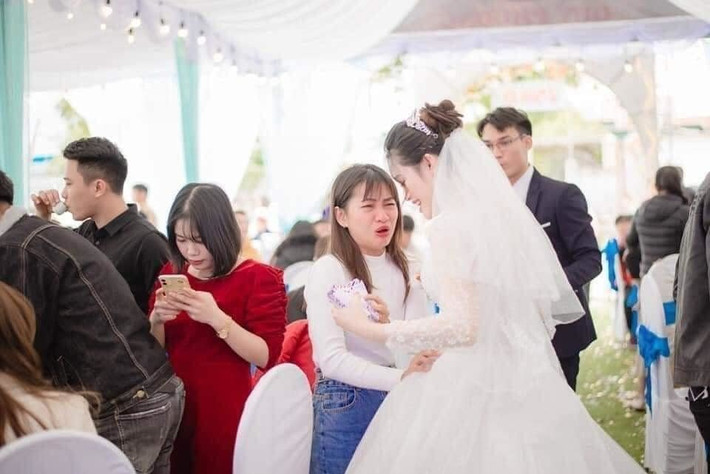 Trước đó, netizen từng chứng kiến những giọt nước mắt của những cô bạn thân khi chứng kiến những người lớn lên cùng mình, thân như ruột thịt lên xe hoa về nhà chồng.
